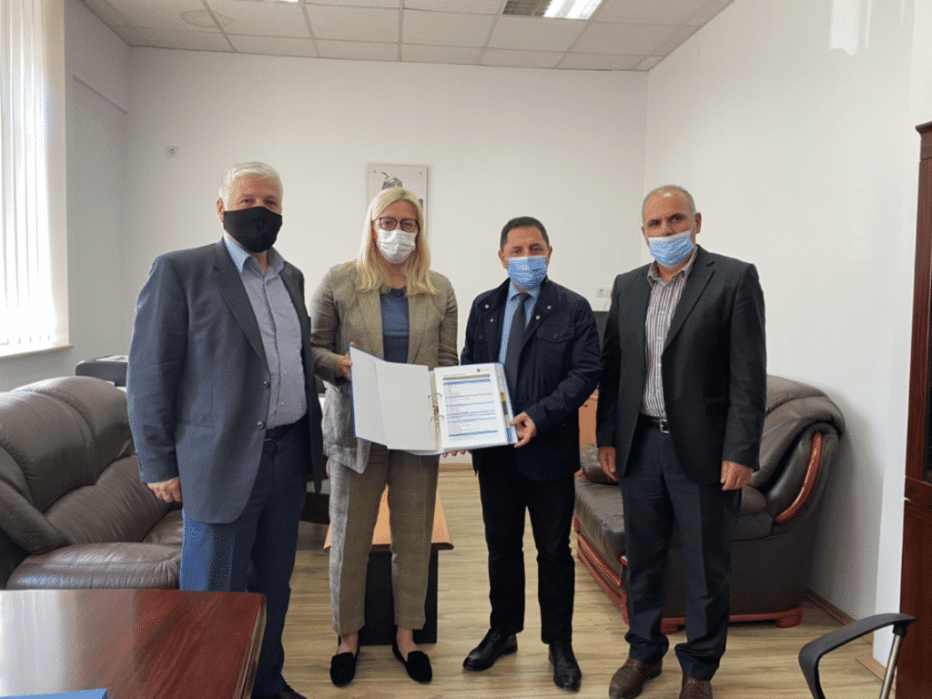 Kryeinspktori i Inspektoratit të Punës mori një pako me lista kontrolluese nga Udhëheqësi i Ekipit të projektit të financuar nga BE